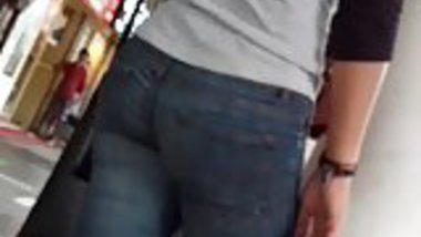 Young Sexy Mom in Tight Jeans Candid.