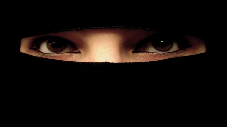 Niqabi unsatisfied with tiny black
